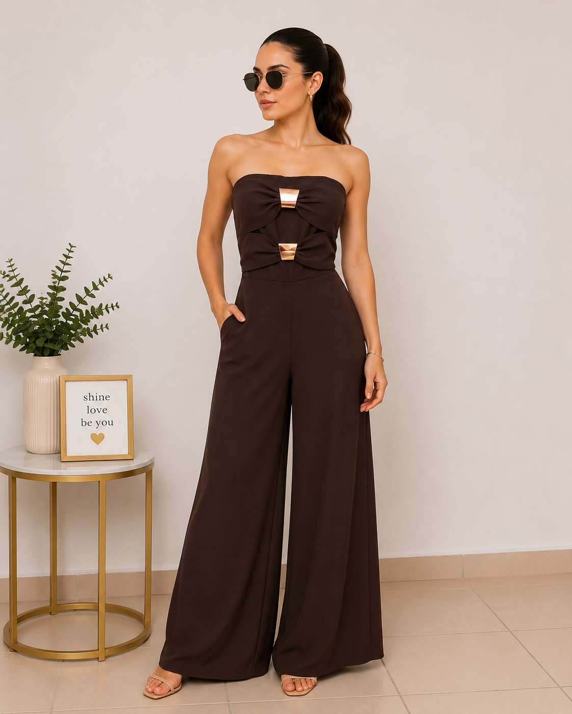 Jumpsuit Strapless Café con Moños y Detalles Dorados