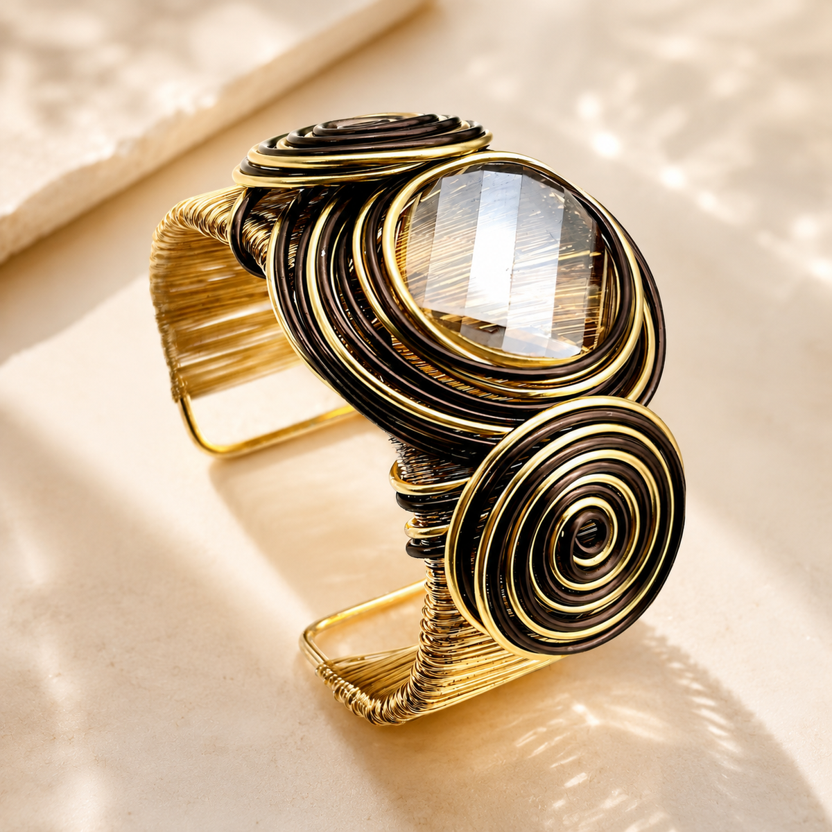 Brazalete Dorado Artesanal con Piedra Facetad